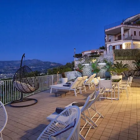 别墅 Spacious With Pool, Jacuzzi & Panoramic Sea View 索伦托