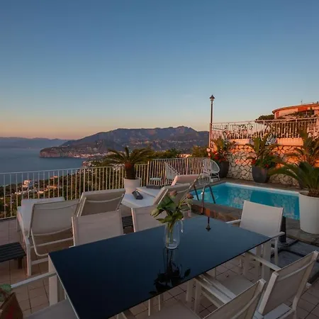 别墅 Spacious With Pool, Jacuzzi & Panoramic Sea View 索伦托